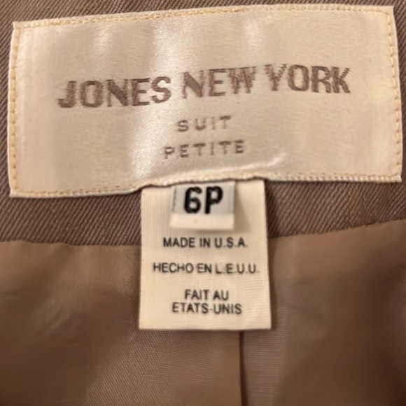 Jones New York 2 Piece Skirt Suit in Tan Beige Size 6P - Picture 2 of 11